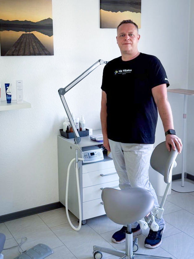Jörg Goßler in seinem Behandlungsraum
